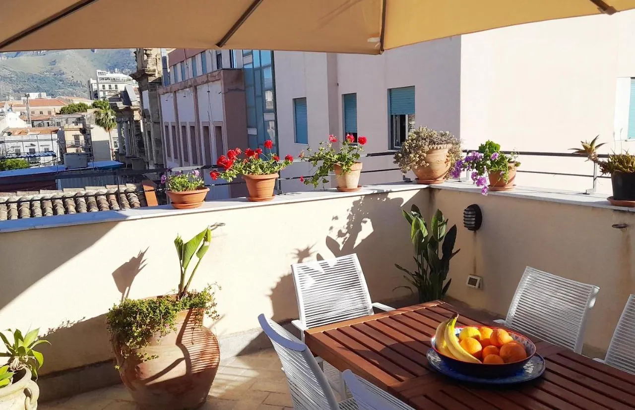 Terrace With View Attic In Old Town Ballarhome パレルモ イタリア