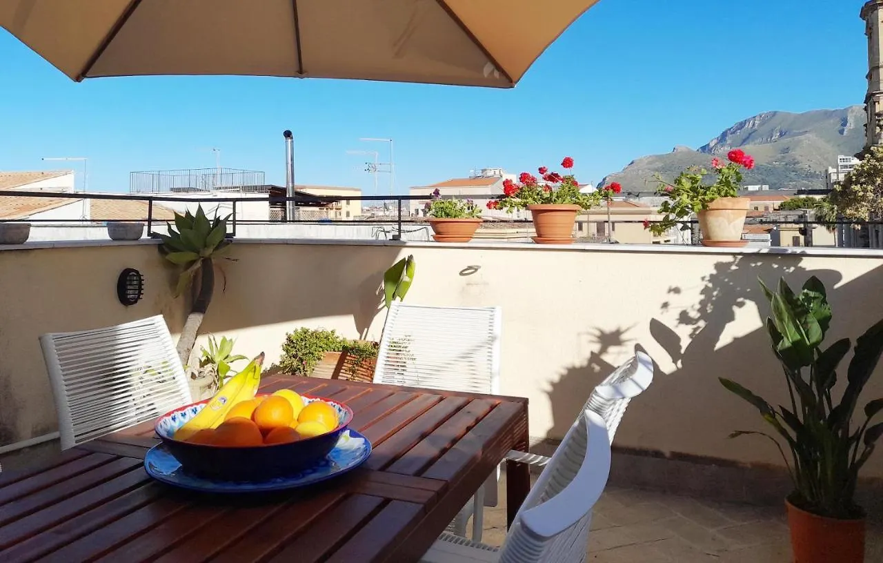 Terrace With View Attic In Old Town Ballarhome パレルモ