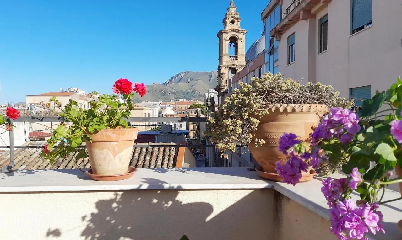 Terrace With View Attic In Old Town Ballarhome パレルモ アパート